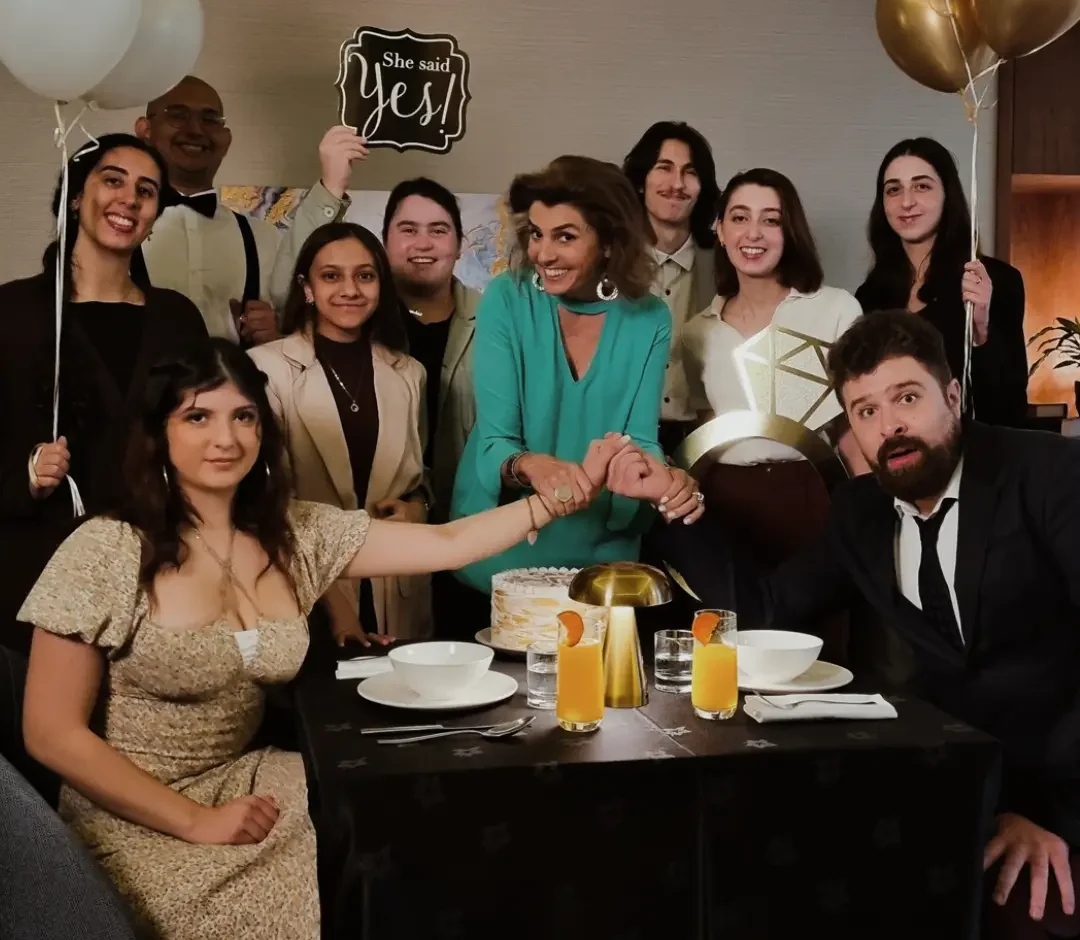 The full cast of Dinner for Two on set